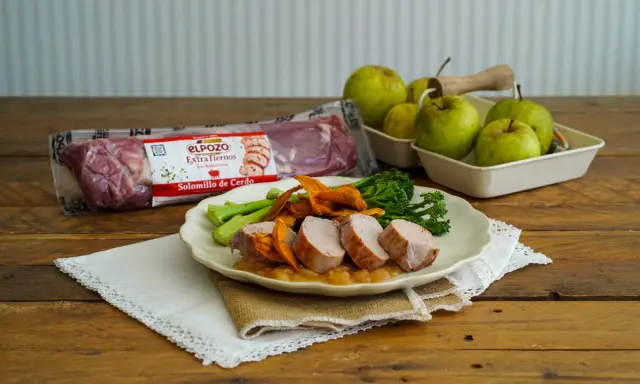 Delicioso solomillo de cerdo a baja temperatura, jugoso y tierno, acompañado de brócoli y puré de manzana.