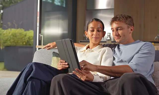 Ein Paar genießt entspannt einen Film auf dem Tablet. Die hohe netzgeschwindigkeit mbps sorgt für ruckelfreies Streaming.