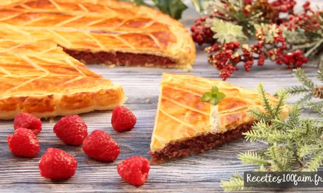 Délicieuse galette des rois framboise, garnie de fruits rouges et décorée de menthe. Parfaite pour une fête !