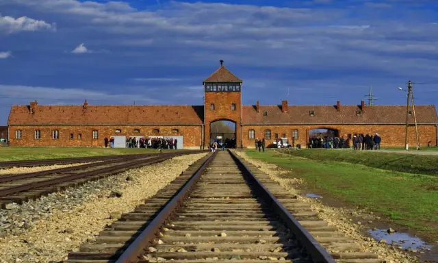Brama obozowa Auschwitz, tory kolejowe prowadzące do niej. Informacje o auschwitz bilety cennik dla zwiedzających.