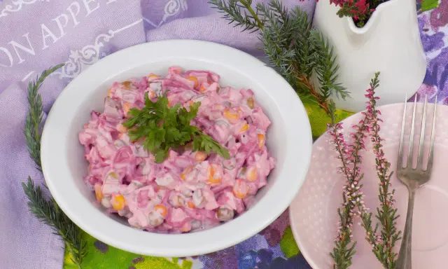 Pyszna sałatka z burakiem i jajkiem i ogórkiem kiszonym, udekorowana natką pietruszki. Idealna na każdą okazję.