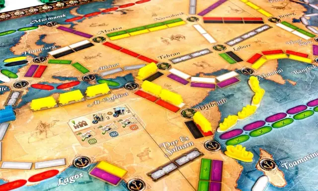 Planszówka z mapą świata, gdzie można wsiąść do pociągu dookoła świata, budując trasy między miastami jak Murmansk, Hamburg, Lagos, Moskva, Teheran, Hongkong i Bangkok.