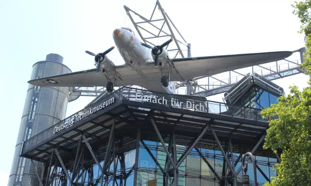 Samolot nad budynkiem Deutsches Technikmuseum w Berlinie. Napis "Einfach für Dich!" zdobi fasadę.