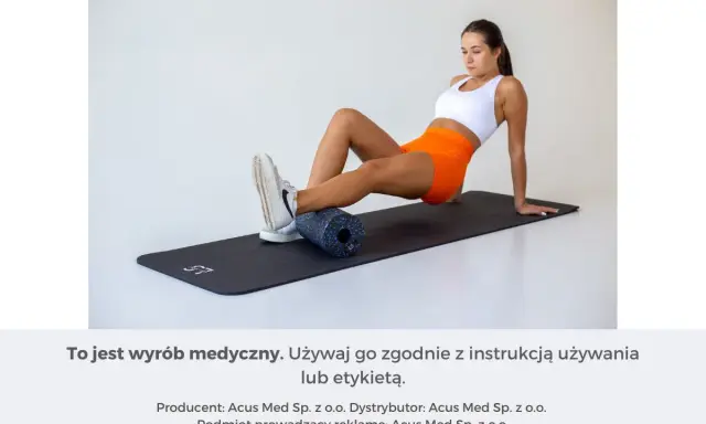 Kobieta wykonuje rolowanie łydki na rollerze. Idealne rolowanie przed czy po treningu dla regeneracji mięśni.