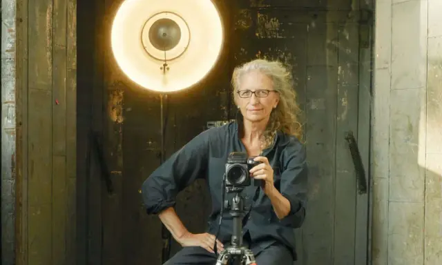 Annie Leibovitz, con la sua inconfondibile macchina fotografica, pronta a catturare un altro momento iconico.