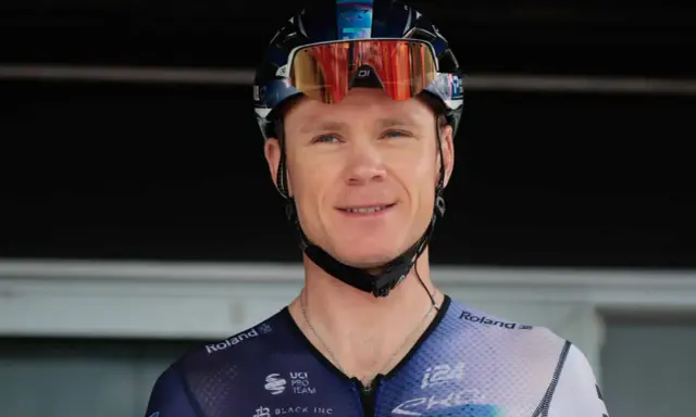 Uśmiechnięty kolarz w kasku i goglach, gotowy do walki o tytuł jednego z tour de france zwycięzcy.