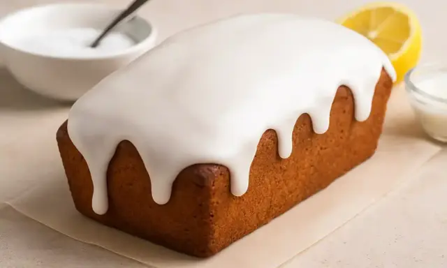 Un délicieux cake au citron avec un glaçage blanc dégoulinant. Parfait pour un glacage sur gateau froid ou chaud, il est prêt à être dégusté.