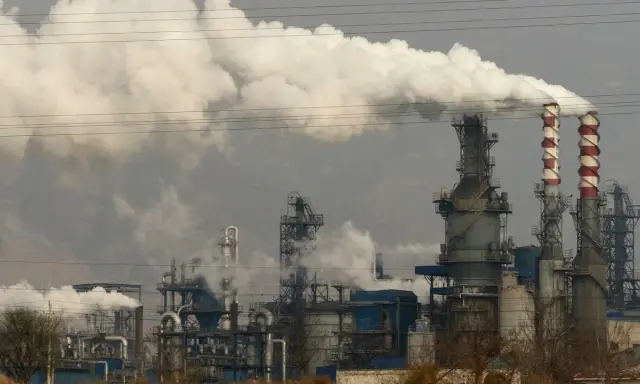 Rauchschwaden steigen aus einer Industrieanlage auf, die die Energieproduktion in China symbolisiert.