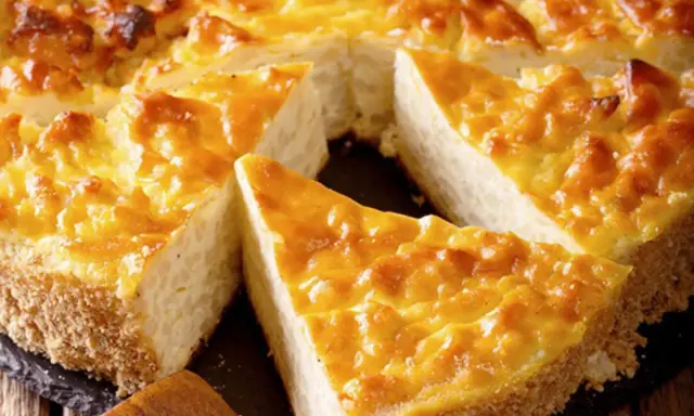 Una fetta dorata di torta di riso salata, con la crosta croccante e un ripieno soffice. Perfetta per un aperitivo o un pasto leggero.