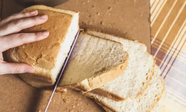 Krojony bochenek chleba, jak z przepisu na chleb naszych babć. Idealny do tostów i kanapek.