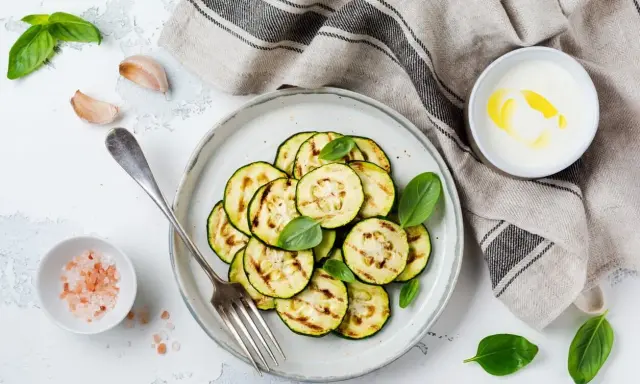 Grillowana cukinia z bazylią i czosnkiem to świetny pomysł na letnie danie. Proste i pyszne!