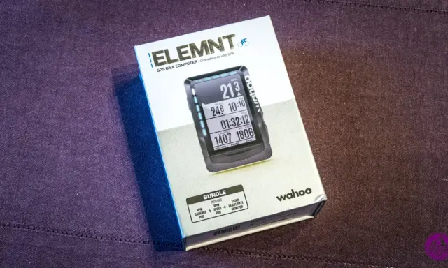 Pudełko z nawigacją rowerową Wahoo ELEMNT. Na ekranie urządzenia widoczne dane: prędkość, dystans, czas, kalorie i przewyższenie.