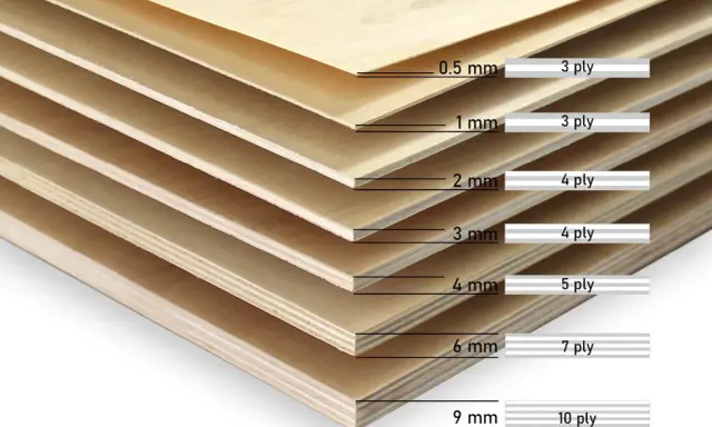 Stapel von Sperrholzbrettern in verschiedenen Dicken, von 0,5 mm (3 Lagen) bis 9 mm (10 Lagen).