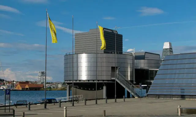 Nowoczesne budynki nad wodą, z żółtą flagą "Oljemuseet", to jedne z głównych atrakcji Stavanger.