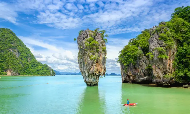 Kajakarz podziwia skalne formacje w Zatoce Phang Nga, Phuket, Tajlandia.