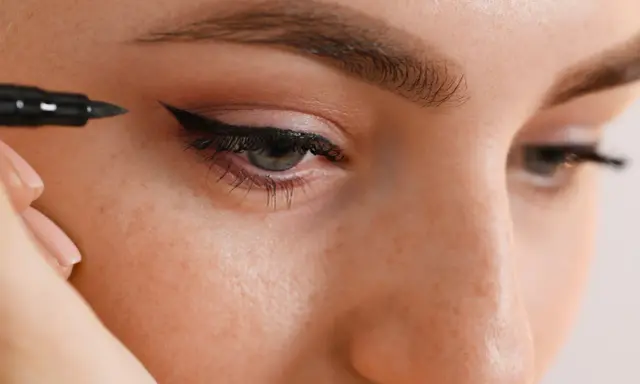 Application d'un trait d'eyeliner permanent pour un regard intense.
