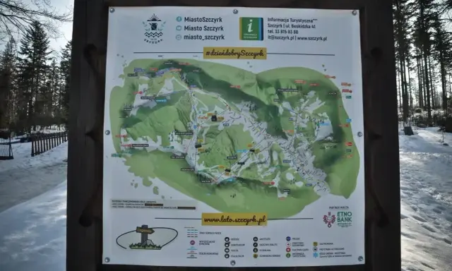 Mapa turystyczna Szczyrku z zaznaczonymi skrzyczne szlaki, trasami pieszymi i rowerowymi, wyciągami oraz punktami użyteczności publicznej.