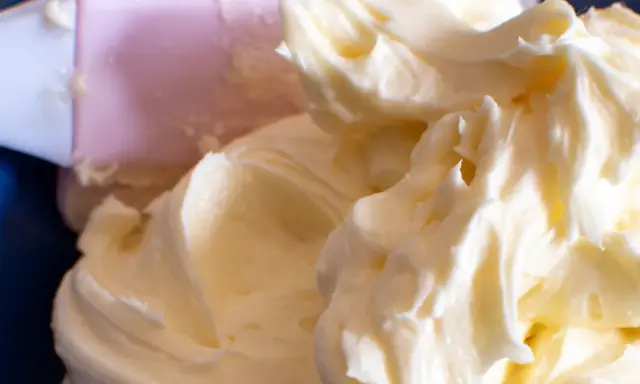 Kremowe, puszyste ciasto z mascarpone, przygotowywane przy użyciu różowej szpatułki. Idealne na deser.