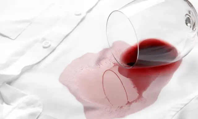 Wino na białej bluzce? Sprawdź, jak skutecznie usunąć plamę!