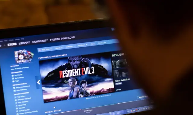 Gracz przegląda Steam, widząc Resident Evil 3. Zastanawia się, jak oddać grę na Steam, gdyby okazała się nieodpowiednia.