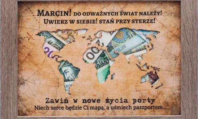 Ramka z mapą świata z banknotów, dedykowana na skrzynkę na 18 urodziny dla Marcina. "Do odważnych świat należy!