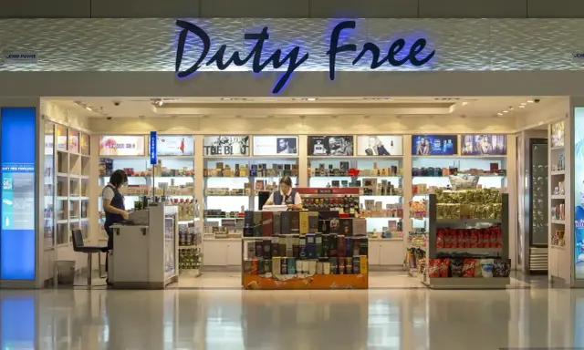 Sklep Duty Free z alkoholem i perfumami. Zastanawiasz się, czy można przewozić alkohol w bagażu podręcznym Wizzair? Sprawdź zasady przed zakupami.