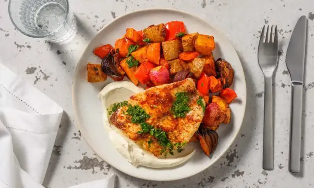 En tallrik med stekt kolja, krämig sås och rostade rotfrukter. Ett enkelt och gott kolja recept.