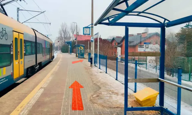 Pociąg na stacji, strzałki wskazują drogę. Tak jak dojechać z Krakowa do Wieliczki.