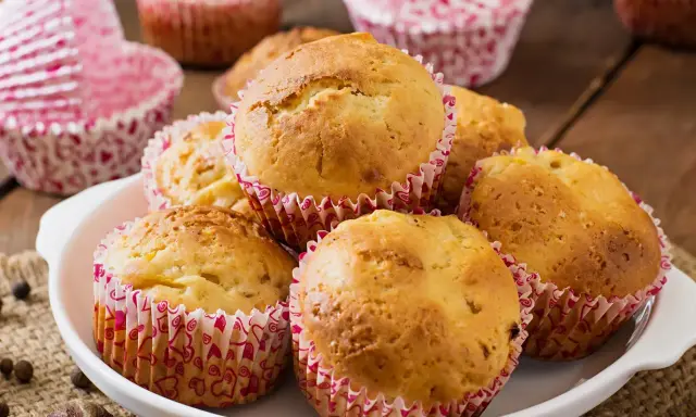 Pyszne muffinki z rabarbarem, pachnące wiosną, w papierowych foremkach z serduszkami.