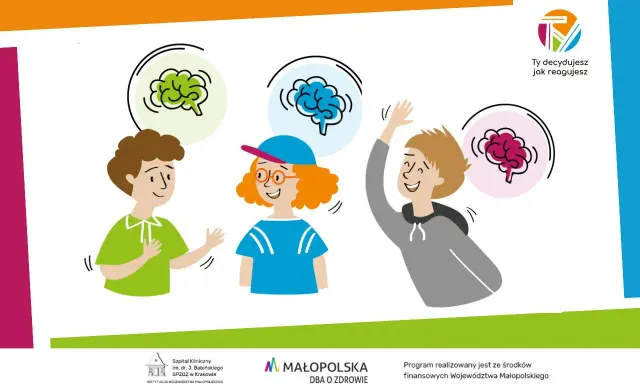 Trzech uśmiechniętych młodych ludzi, każdy z innym mózgiem nad głową, symbolizuje różnorodność neurotypową.