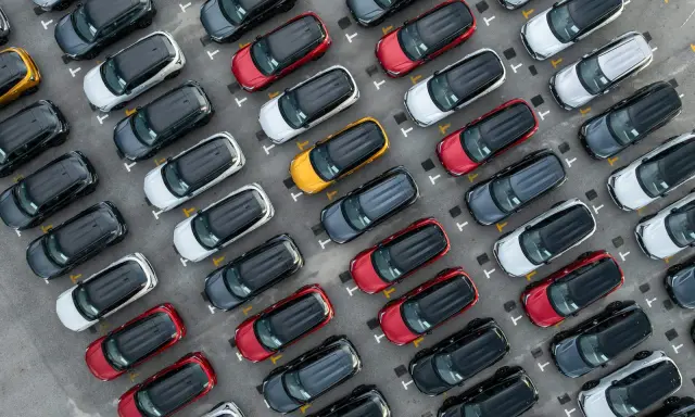 Vista aérea de un aparcamiento lleno de coches. ¿Cuántos coches hay en España? ¡Muchos!