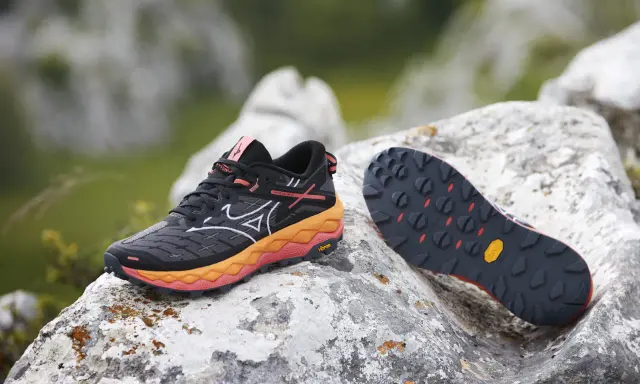 Buty trailowe z agresywnym bieżnikiem Vibram. Różne rodzaje podeszwy w butach sportowych zapewniają przyczepność w trudnym terenie.