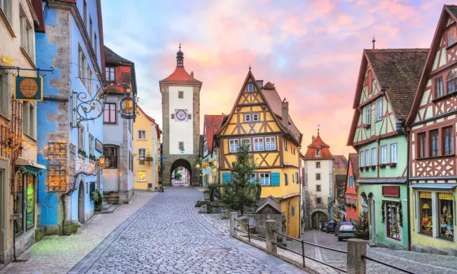 Urokliwa, brukowana uliczka z kolorowymi kamieniczkami i wieżą z zegarem. Rothenburg ob der Tauber to jedno z najciekawszych miast w Niemczech.