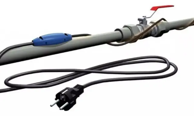 Jak zabezpieczyć przewody elektryczne przed wodą? Urządzenie grzewcze na rurze z zaworem, zasilane kablem z wtyczką.