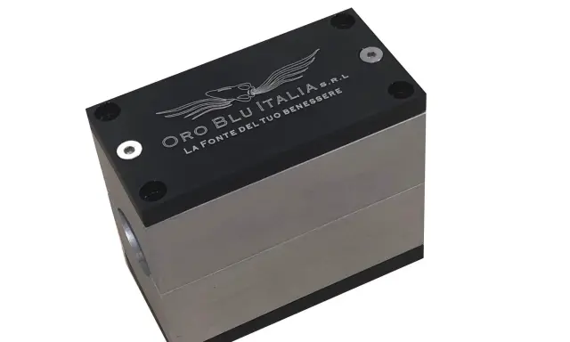 Un blocco metallico nero e argento con il logo "ORO BLU ITALIA" inciso.