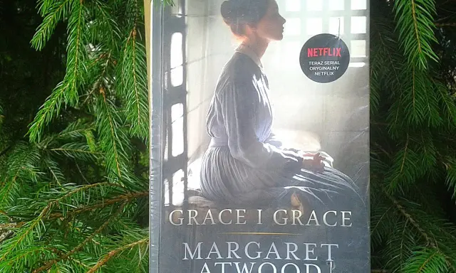 Okładka książki "Grace i Grace" Margaret Atwood, z kobietą w tle i logo Netflix.