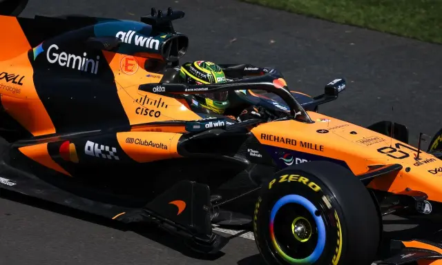 Oscar Piastri acelera en su McLaren naranja y negro, con el logo de Gemini y otros patrocinadores.