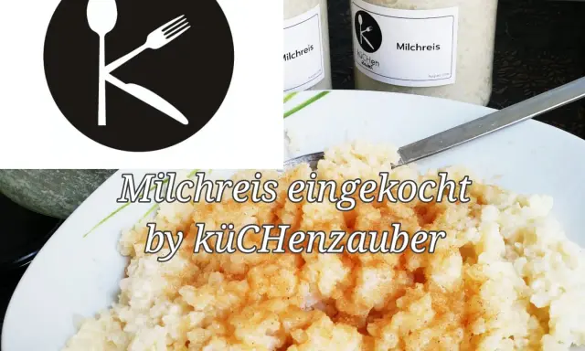Milchreis eingekocht in Gläsern, bereit zum Genießen. Ein Löffel, Gabel und Messer bilden ein K im Kreis.