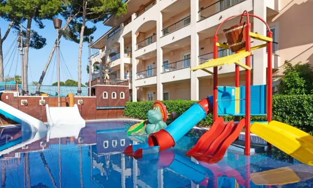 Parque acuático con toboganes y barco pirata, ideal para unas vacaciones en Mallorca con niños.