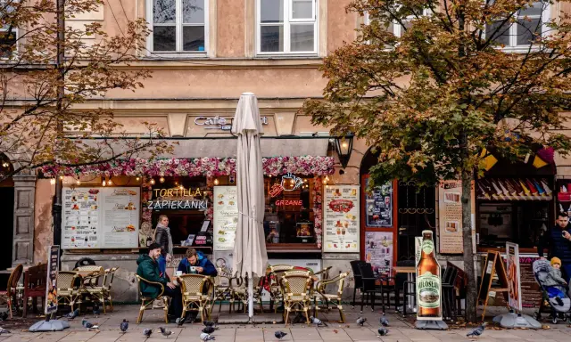 Tani wypad na weekend? Kawiarnia z zapiekankami i grzanym winem, idealne miejsce na jesienny spacer.