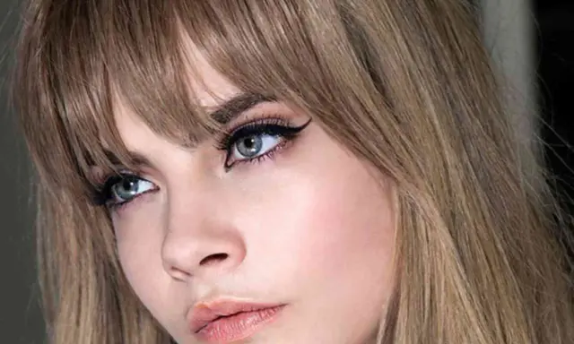 Primer plano de una mujer con flequillo rubio desfilado, delineado de ojos dramático y labios rosados. Muestra varios tipos de flequillo.