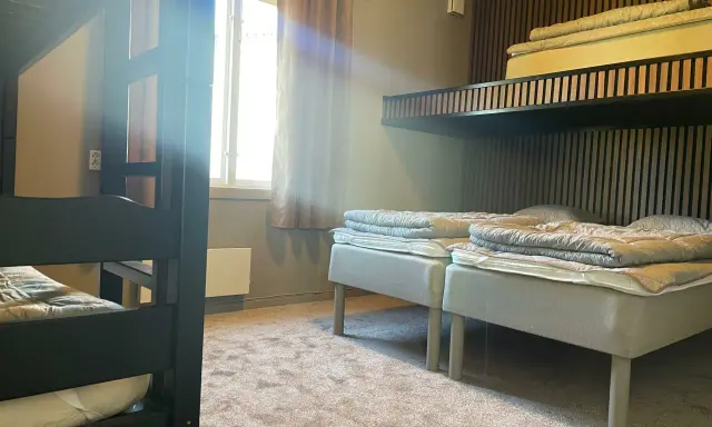 Sovrum med våningssäng och två enkelsängar. Perfekt för ditt vandrarhem på Gotland.
