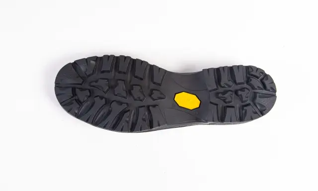 Podeszwa Vibram do butów trekkingowych, gotowa do wymiany, zapewniająca przyczepność i trwałość.