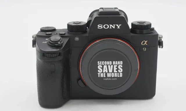 Sony A9 usata, un'eccellente fotocamera per chi cerca qualità e risparmio. Il tappo obiettivo recita "Second Hand Saves The World".