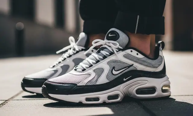 Biało-czarne, najpopularniejsze buty Nike Air Max z widocznymi poduszkami powietrznymi, idealne na co dzień.