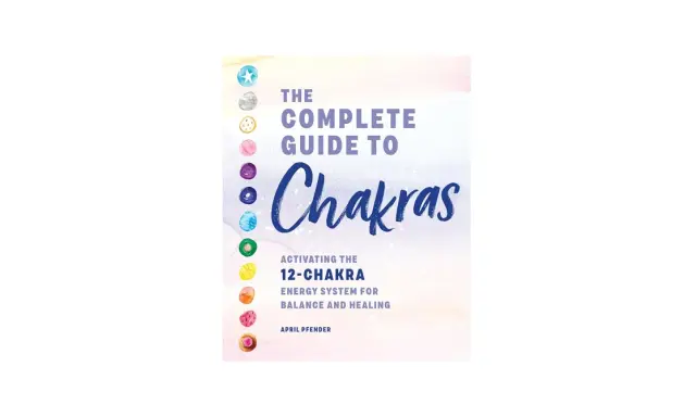 Boken "The Complete Guide to Chakras" visar en färgstark illustration av 12 chakran, redo att aktiveras för balans och helande.