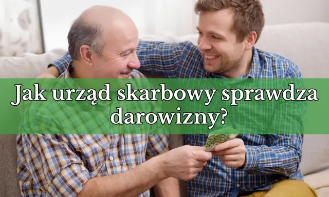 Dwóch mężczyzn, ojciec i syn, rozmawia o tym, jak urząd skarbowy sprawdza darowizny. Syn przekazuje ojcu pieniądze.