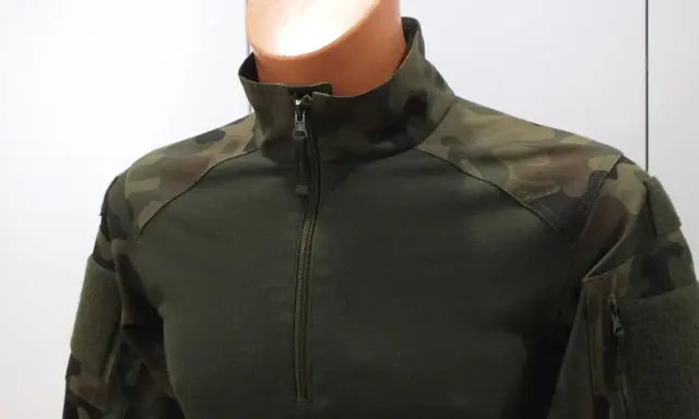 Zielona bluza combat z kamuflażem na ramionach i rękawach. Zapinana na zamek.