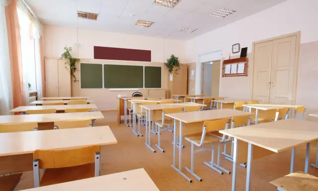 Puste ławki i krzesła w sali lekcyjnej. Wygląda jakby odwołane lekcje w szkołach 2026 sprawiły, że uczniowie zostali w domu.