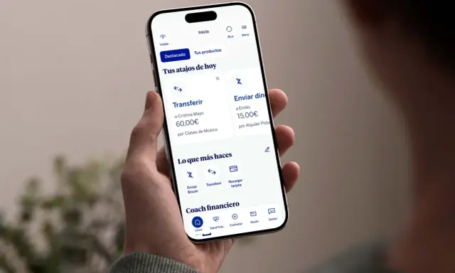 Móvil mostrando la app BBVA. Accede a tu cuenta online BBVA si ya eres cliente para hacer transferencias, enviar dinero o gestionar tus finanzas.